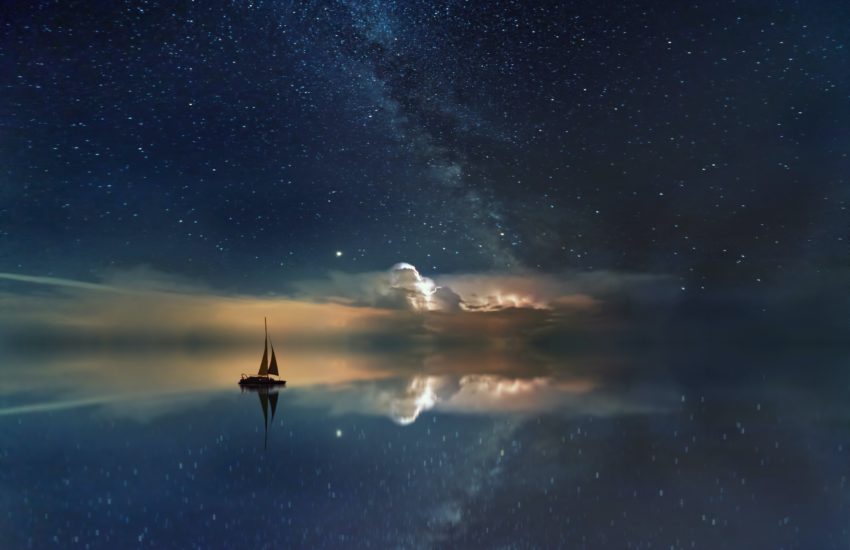 海上的帆船，夜晚的星空下